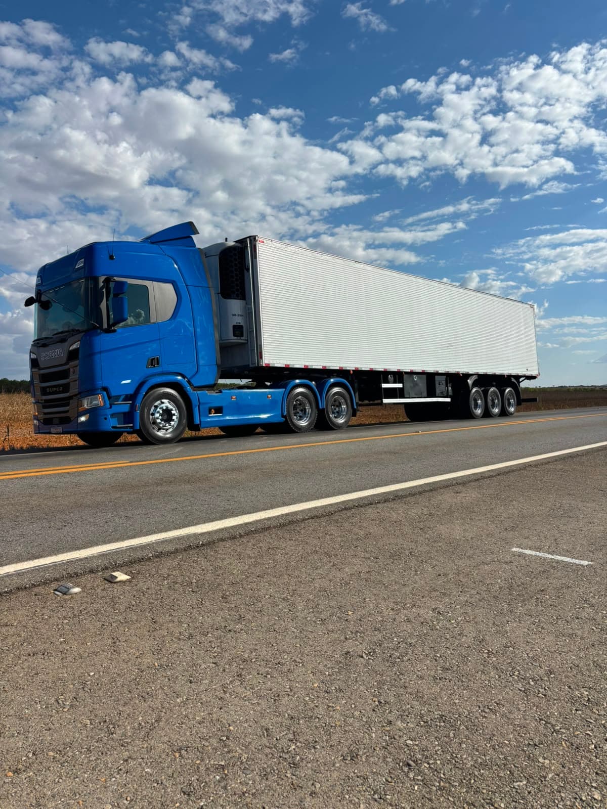 Carreta frigorífica da frota Almeida Ferreira Transportes em rodovia
